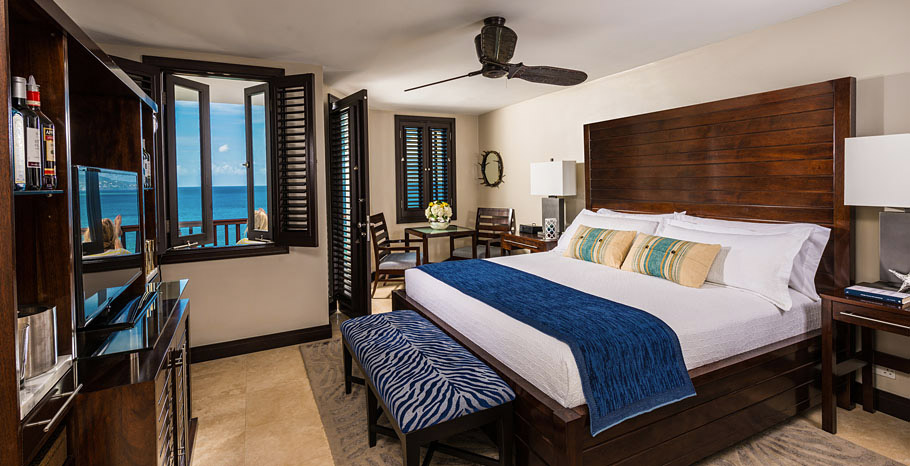 Pink Gin Oceanfront Honeymoon Penthouse Club Level Room (HPO)