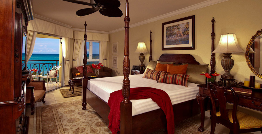 Honeymoon Beachfront Penthouse Club Level Room (PC)